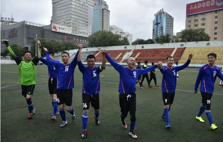 风雨无阻体育精神,赛场上的拼搏精神足球