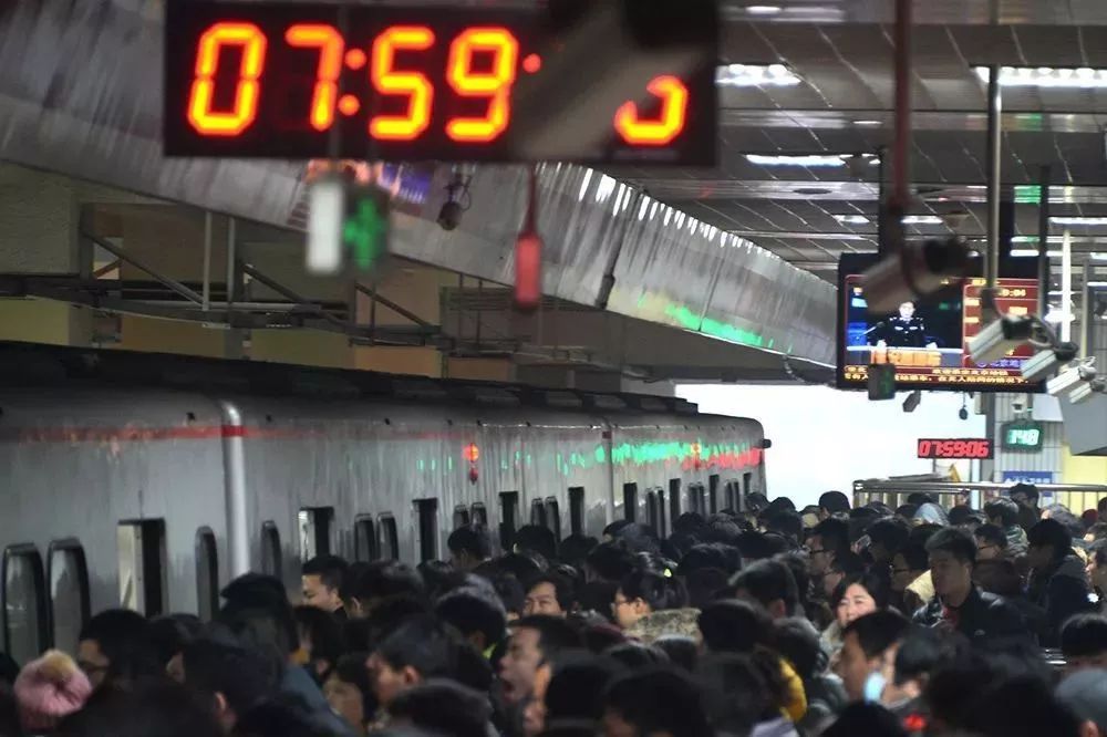 早晨8点的北京八通线，刚毕业的广院人都在这里睡过回笼觉