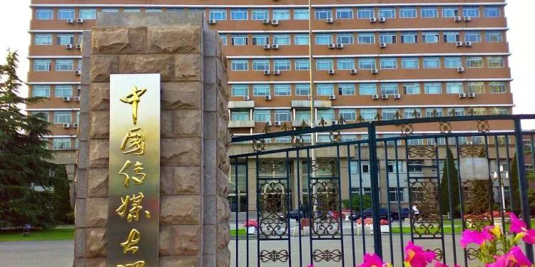 早晨8点的北京八通线，刚毕业的广院人都在这里睡过回笼觉