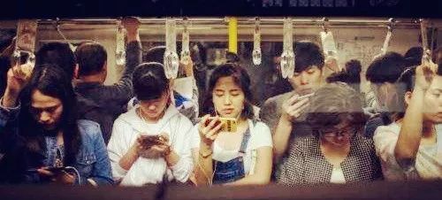 早晨8点的北京八通线，刚毕业的广院人都在这里睡过回笼觉