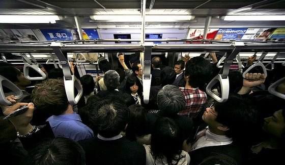 早晨8点的北京八通线，刚毕业的广院人都在这里睡过回笼觉