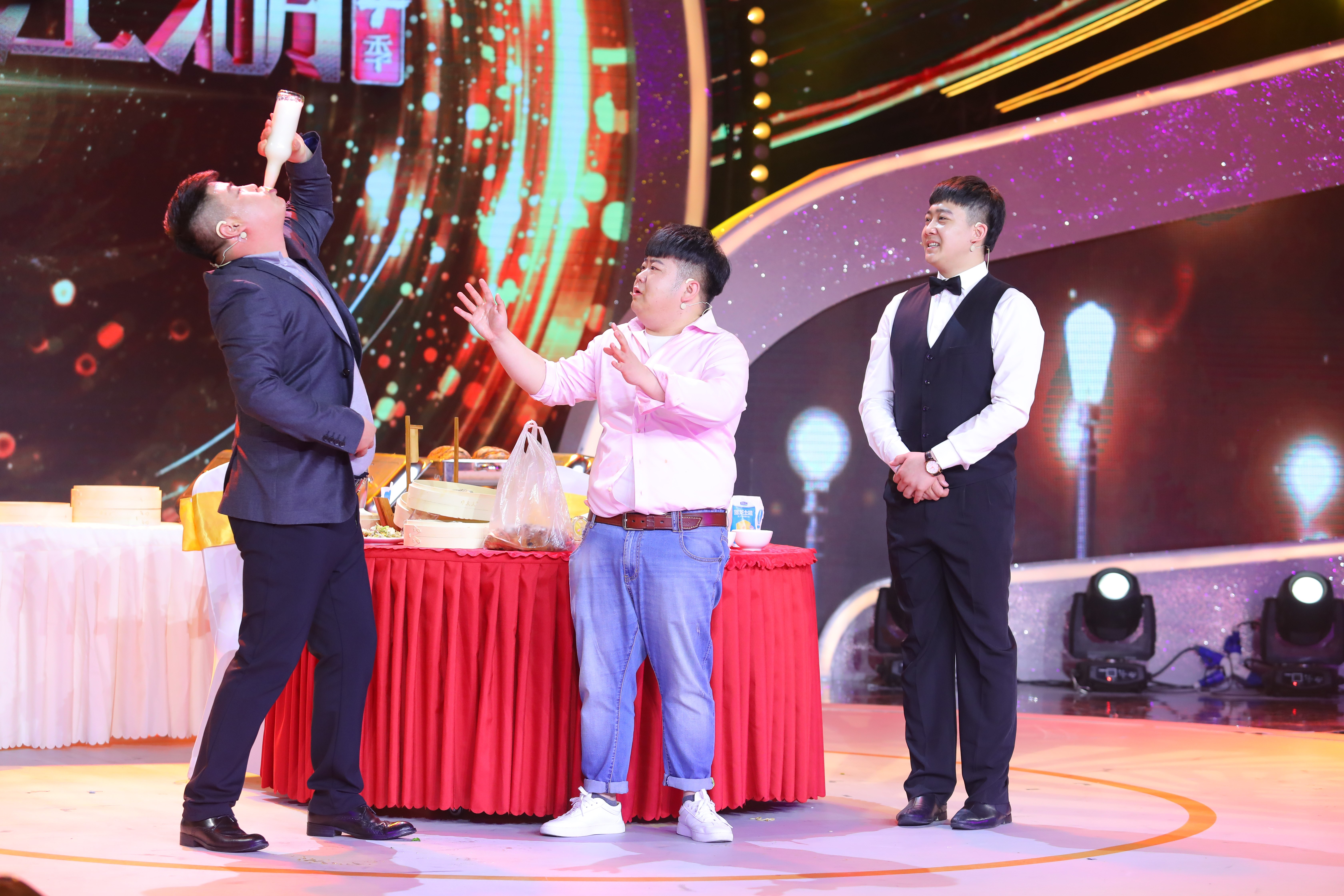 一人分饰多角”腹语相声演绎相亲大会铁岭艺术团重返笑傲舞台