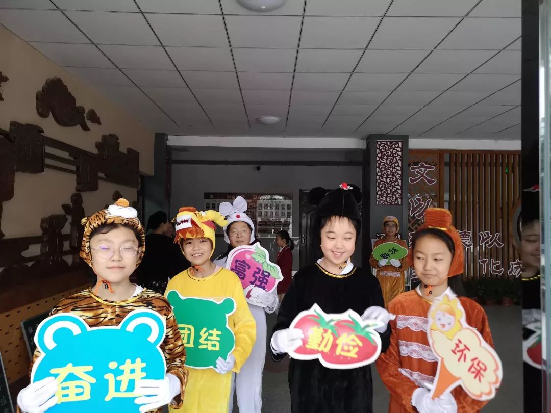 兰州各小学开学,开学第一天学校热烈迎接学生进校