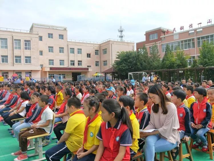 兰州各小学开学,开学第一天学校热烈迎接学生进校