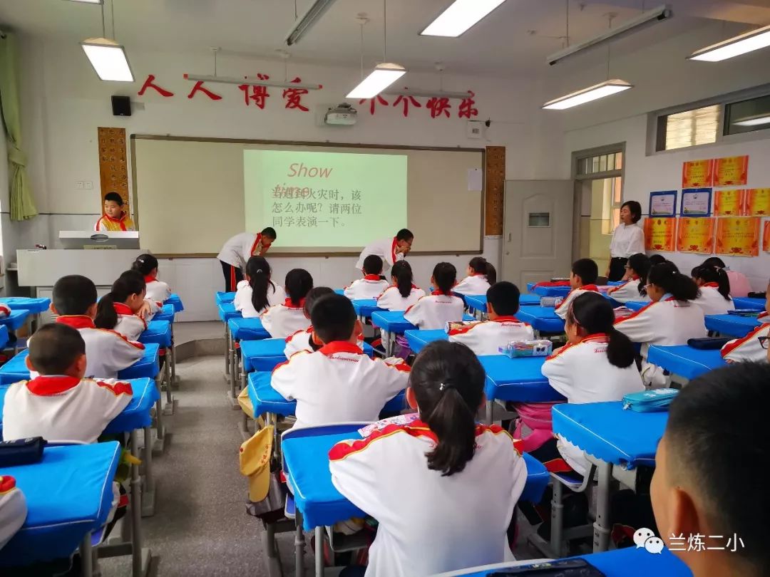 兰州各小学开学,开学第一天学校热烈迎接学生进校