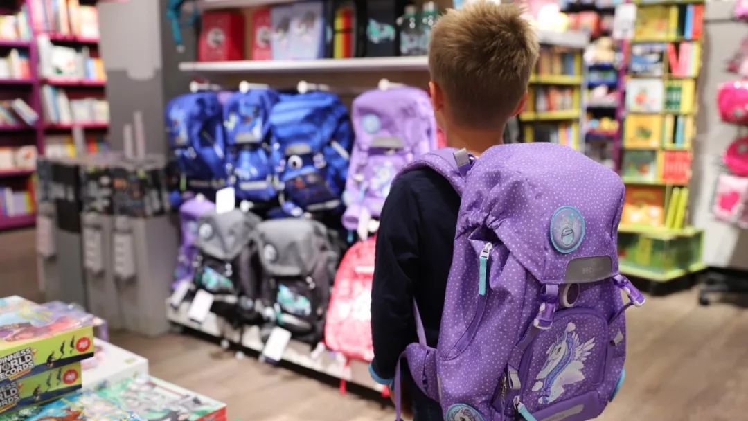 我是男孩，我喜欢紫色书包！一位挪威妈妈的刷屏日记