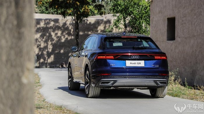 q8奥迪2022款试驾视频夜间,宝马x5和奥迪q8试驾哪个更值