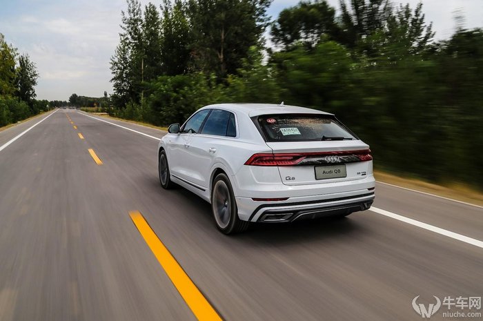 q8奥迪2022款试驾视频夜间,宝马x5和奥迪q8试驾哪个更值