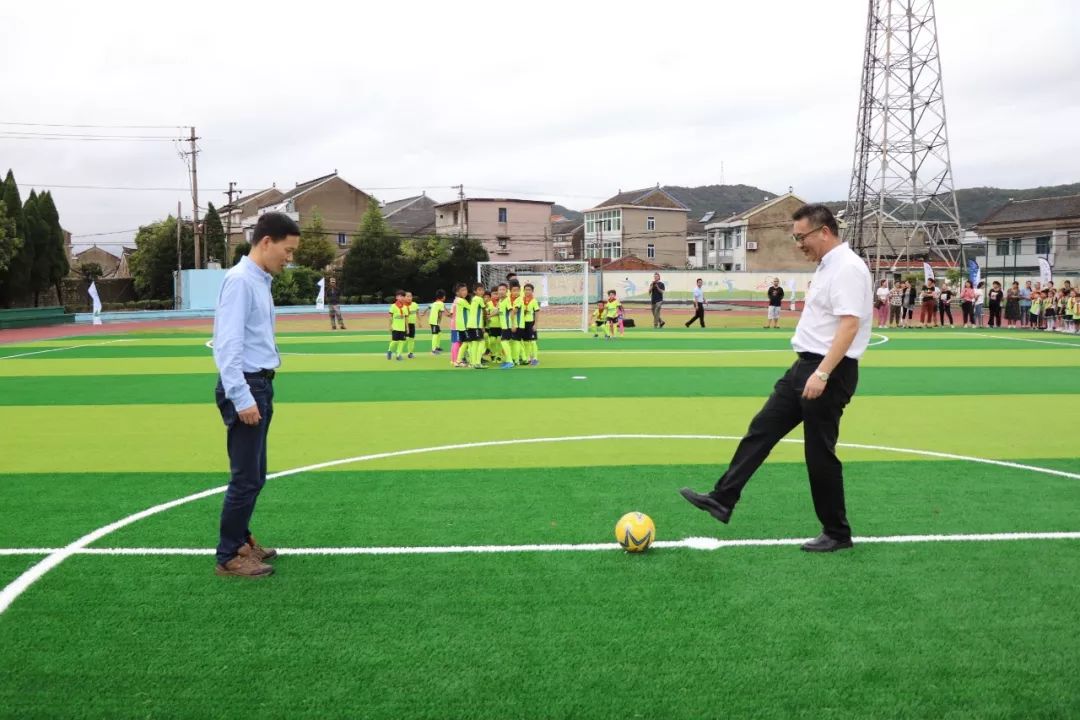 海岛小学的开学第一天，收到的礼物是一座足球场！