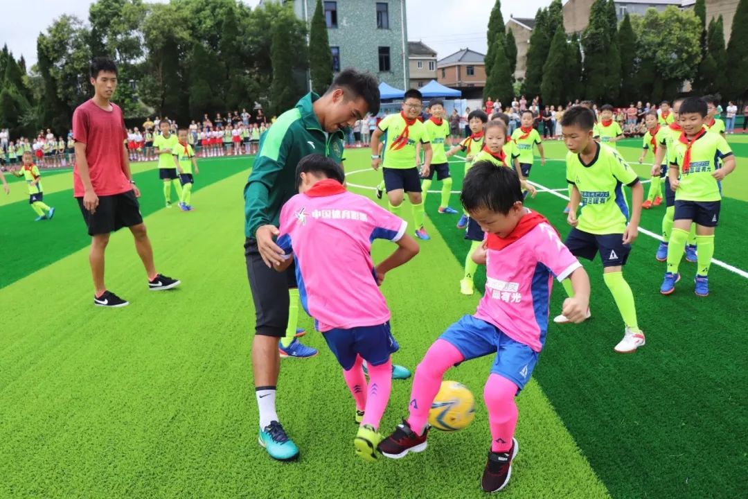 海岛小学的开学第一天，收到的礼物是一座足球场！