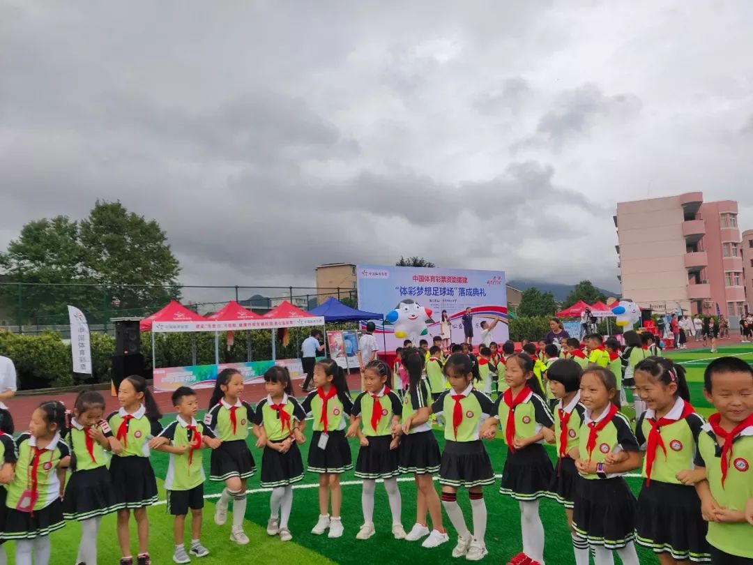 海岛小学的开学第一天，收到的礼物是一座足球场！