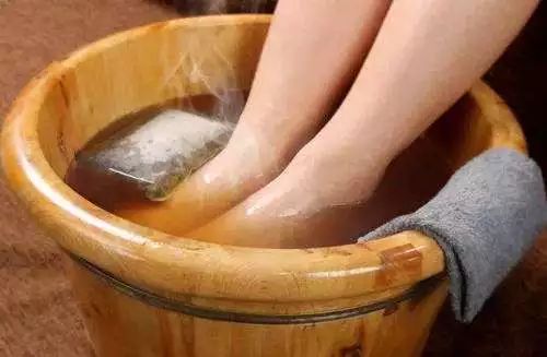 加什么泡脚可以祛湿气,用什么药材泡脚能治疗关节炎