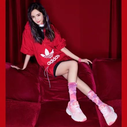 杨幂同款卷边袜,杨幂波点袜时尚大片