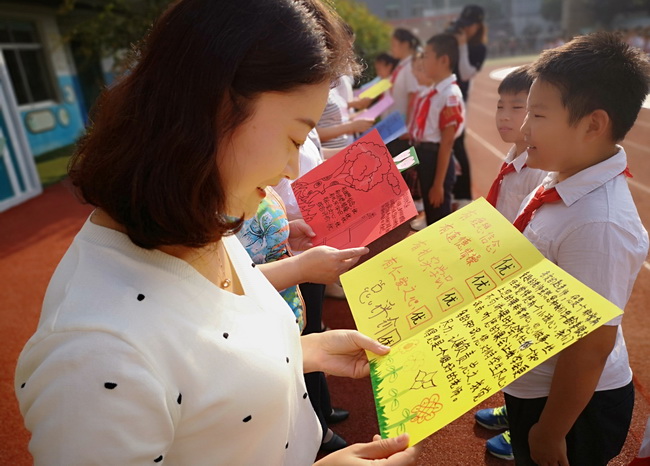 教师节学生给老师送礼物怎么写话,怎样夸学生给老师送教师节礼物