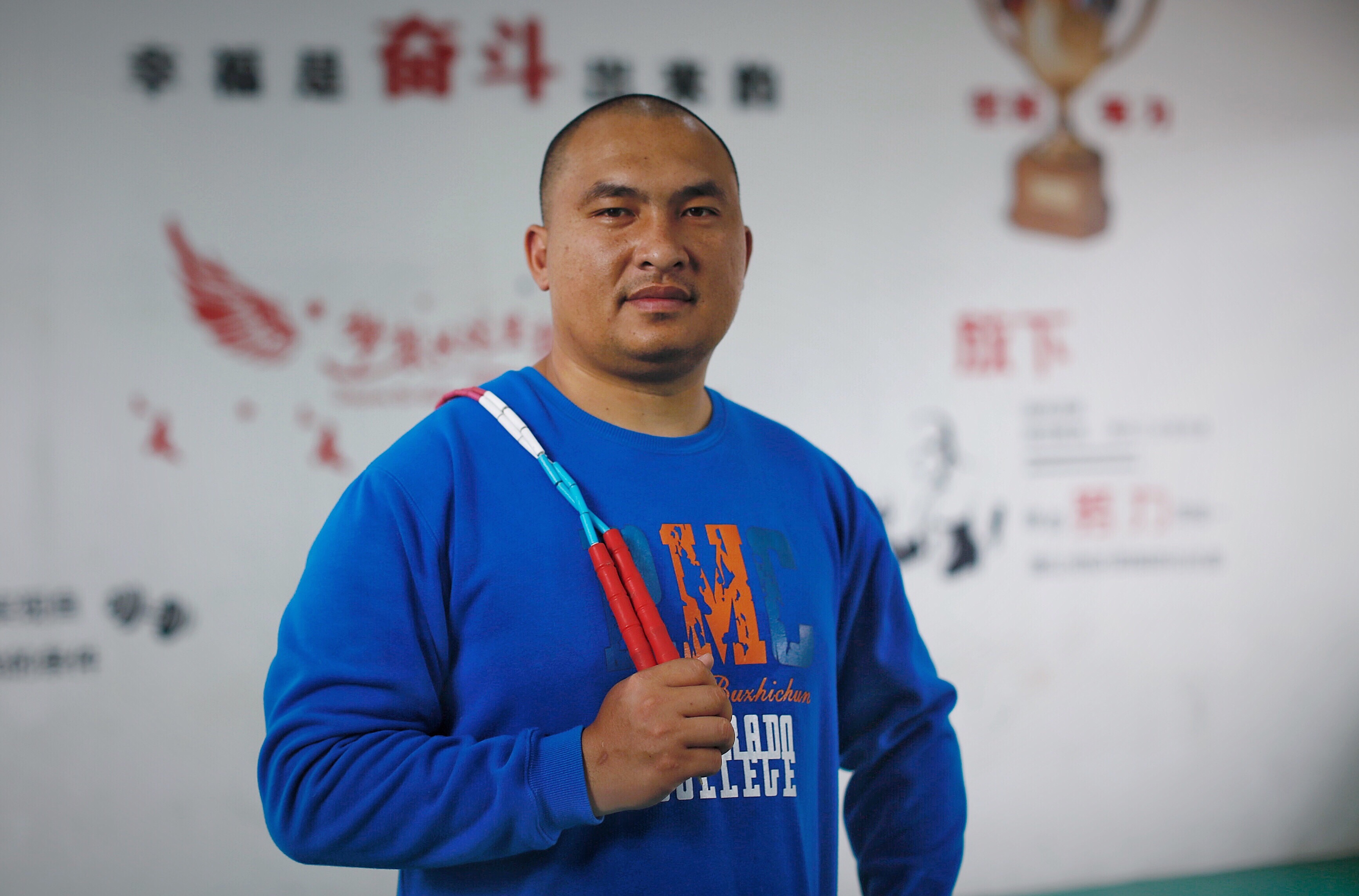 “问题少年”因教练一句话而改变，用刹车线教出20名世界冠军