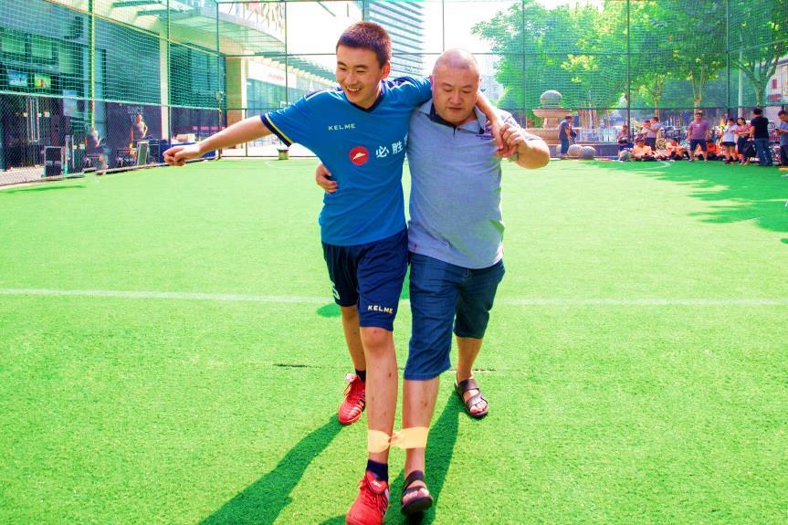 足球让孩子们不再孤独,足球让我们不孤单