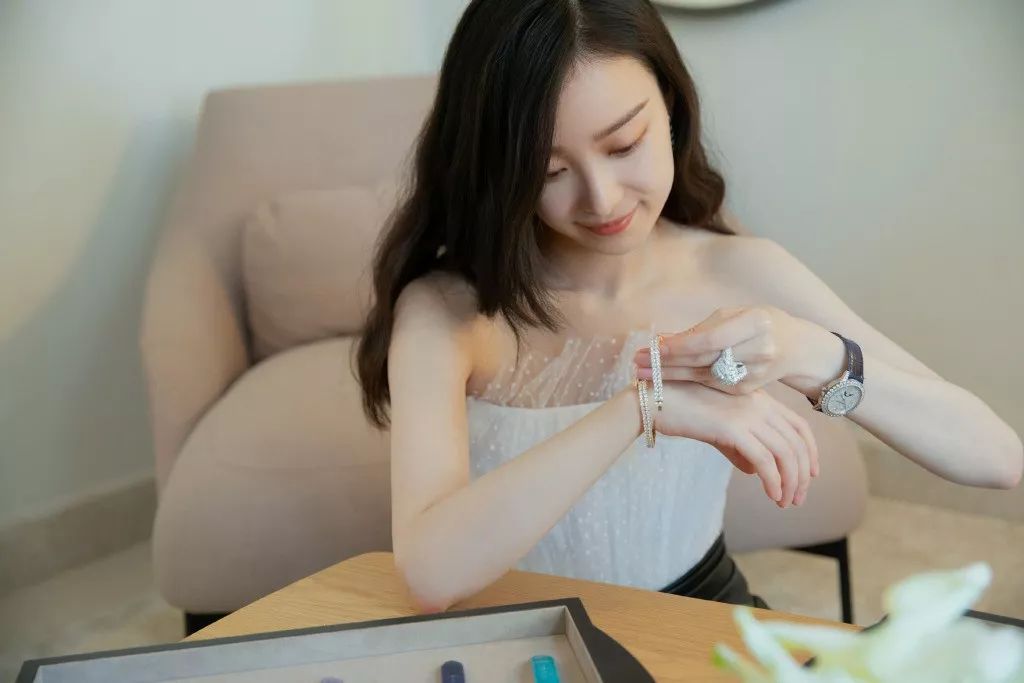 四款专属秋冬的慵懒发型,秋冬新款慵懒风宽松温柔