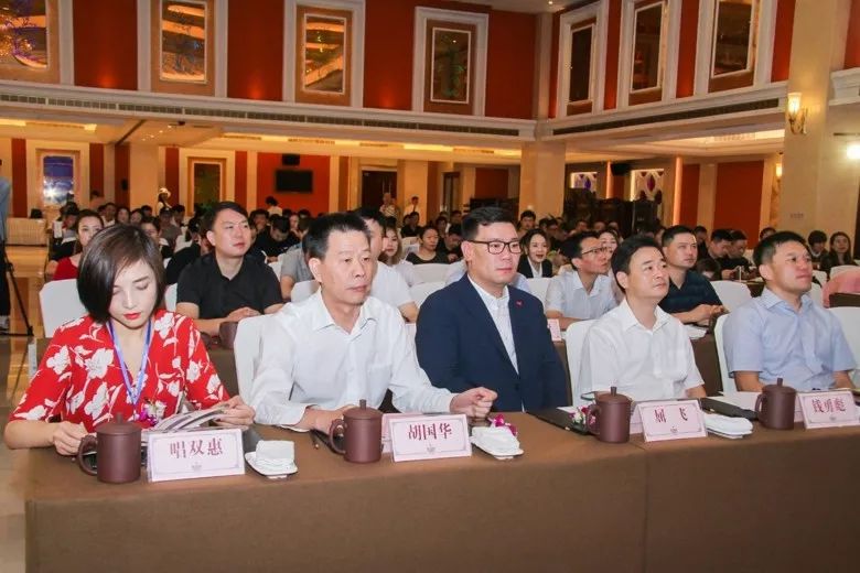 2019首届（中国）羽绒服原创设计论坛暨平湖·中国服装城原创羽绒服采购节盛大启幕