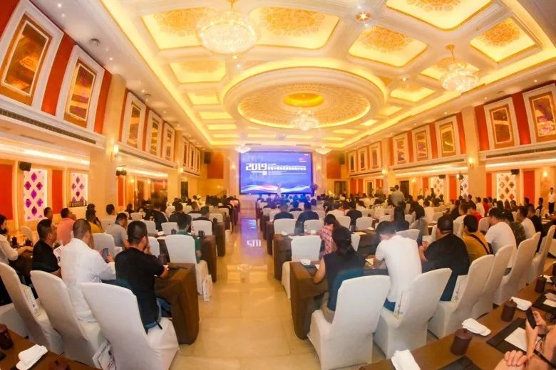 2019首届（中国）羽绒服原创设计论坛暨平湖·中国服装城原创羽绒服采购节盛大启幕