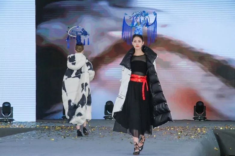 2019首届（中国）羽绒服原创设计论坛暨平湖·中国服装城原创羽绒服采购节盛大启幕