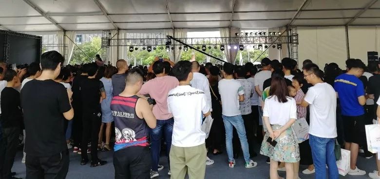 2019首届（中国）羽绒服原创设计论坛暨平湖·中国服装城原创羽绒服采购节盛大启幕