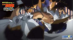 名侦探柯南怪盗基德和柯南对战,柯南踢球京极真救下怪盗基德