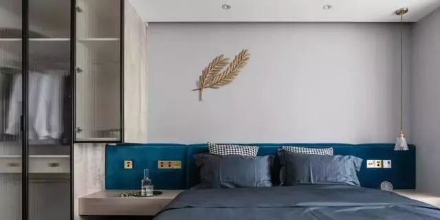 适合年轻人的衣柜玻璃门,最新流行的衣柜极简玻璃门