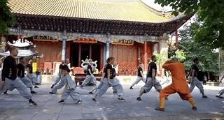 外国人在少林寺的日常训练,三个外国人来中国少林寺学武