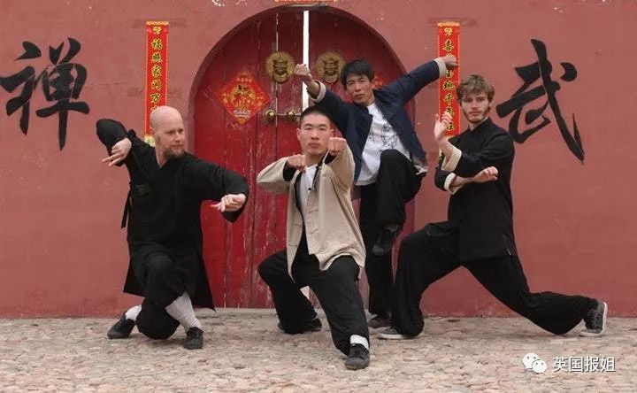 外国人在少林寺的日常训练,三个外国人来中国少林寺学武