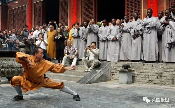 外国人在少林寺的日常训练,三个外国人来中国少林寺学武