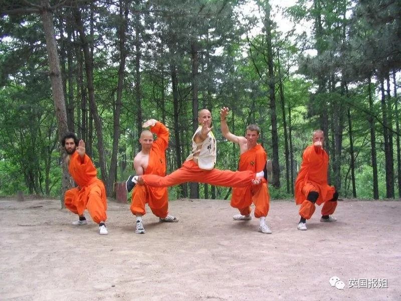 外国人在少林寺的日常训练,三个外国人来中国少林寺学武