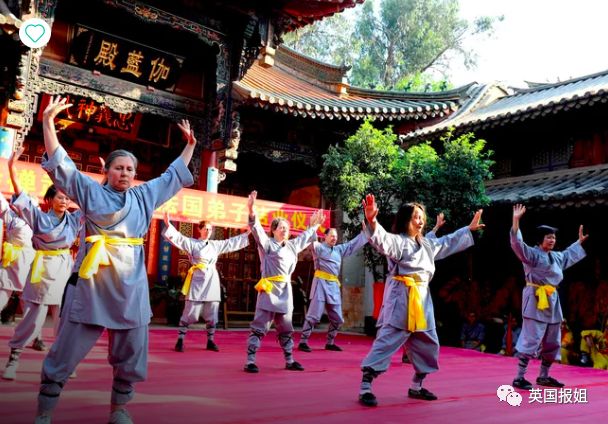 外国人在少林寺的日常训练,三个外国人来中国少林寺学武