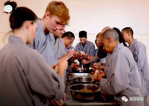 外国人在少林寺的日常训练,三个外国人来中国少林寺学武