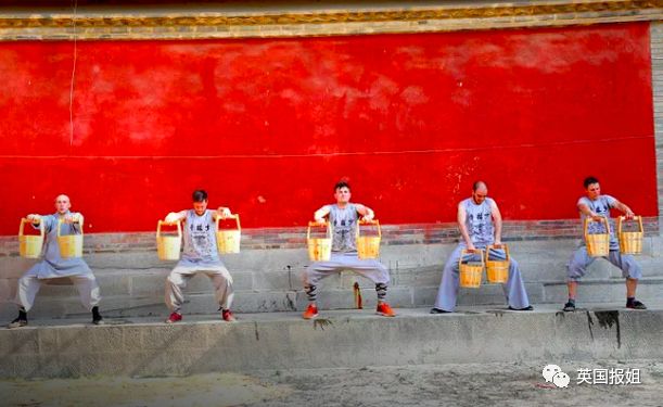 外国人在少林寺的日常训练,三个外国人来中国少林寺学武