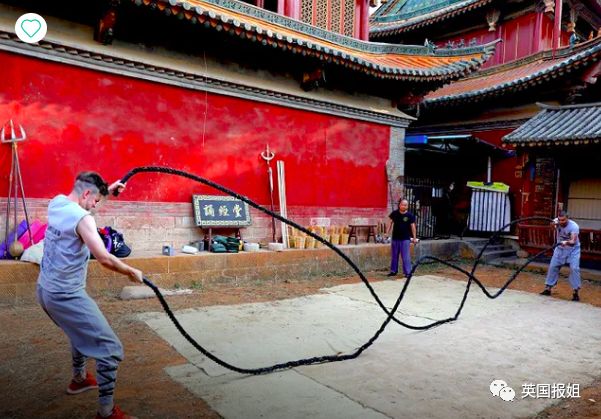 外国人在少林寺的日常训练,三个外国人来中国少林寺学武