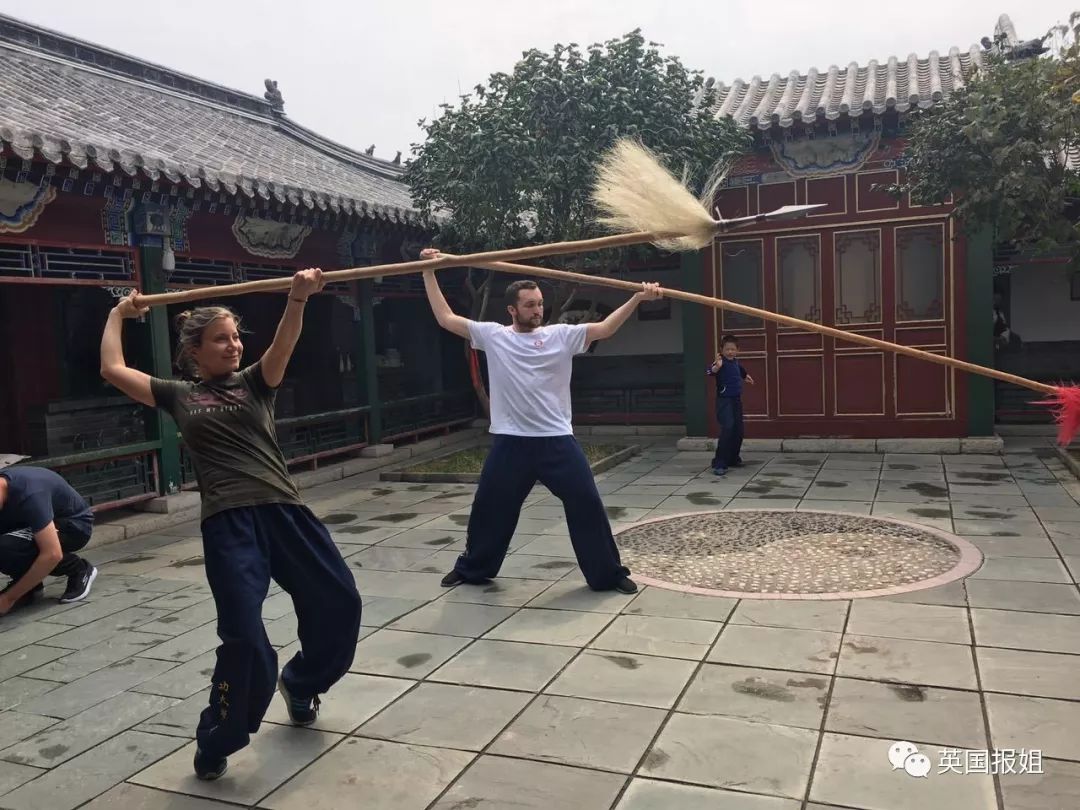 外国人在少林寺的日常训练,三个外国人来中国少林寺学武