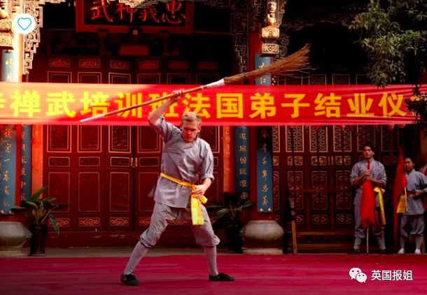 外国人在少林寺的日常训练,三个外国人来中国少林寺学武