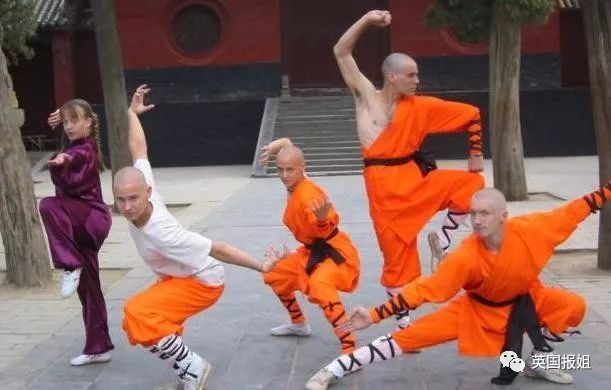 外国人在少林寺的日常训练,三个外国人来中国少林寺学武