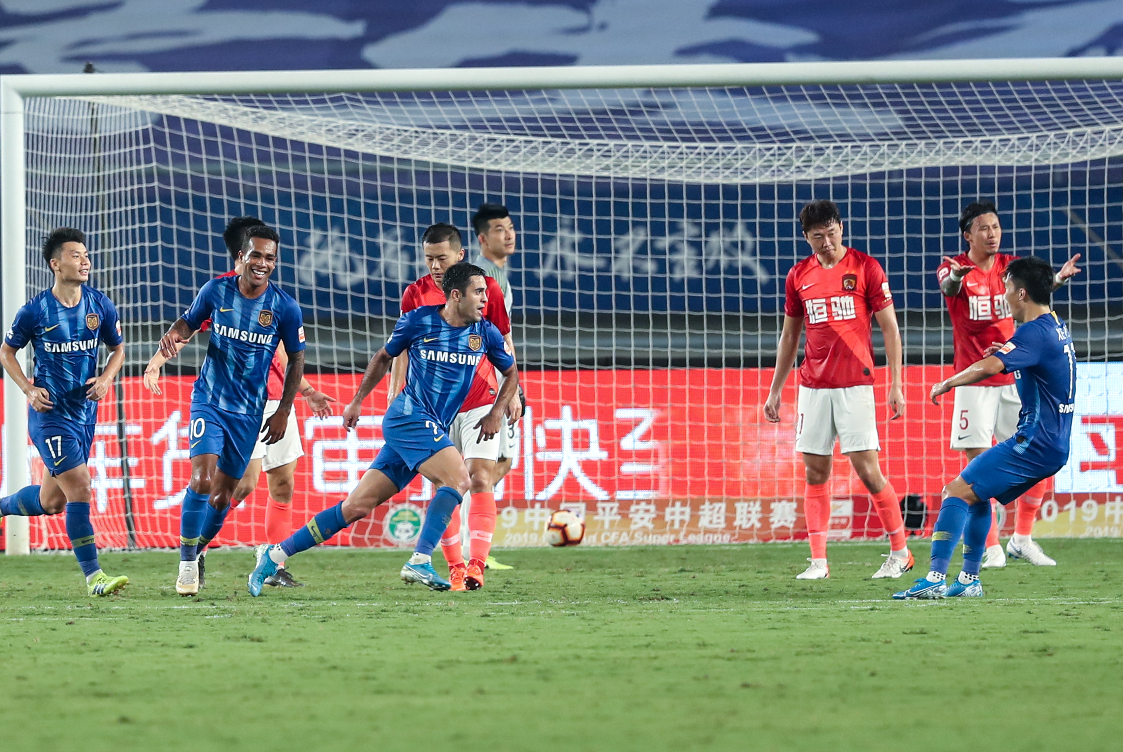 中超联赛苏宁对战鲁能,广州恒大淘宝队对江苏苏宁易购