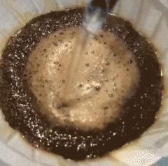 手冲咖啡注水的正确方法,咖啡粉如何过滤冲泡的水