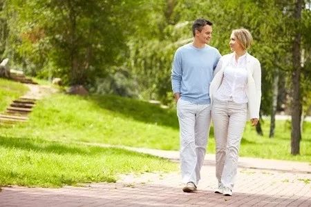 太猛了！杭州37岁孕妈火上抖音！举60斤杠铃，每天跑5公里，预产期当天还在健身房……