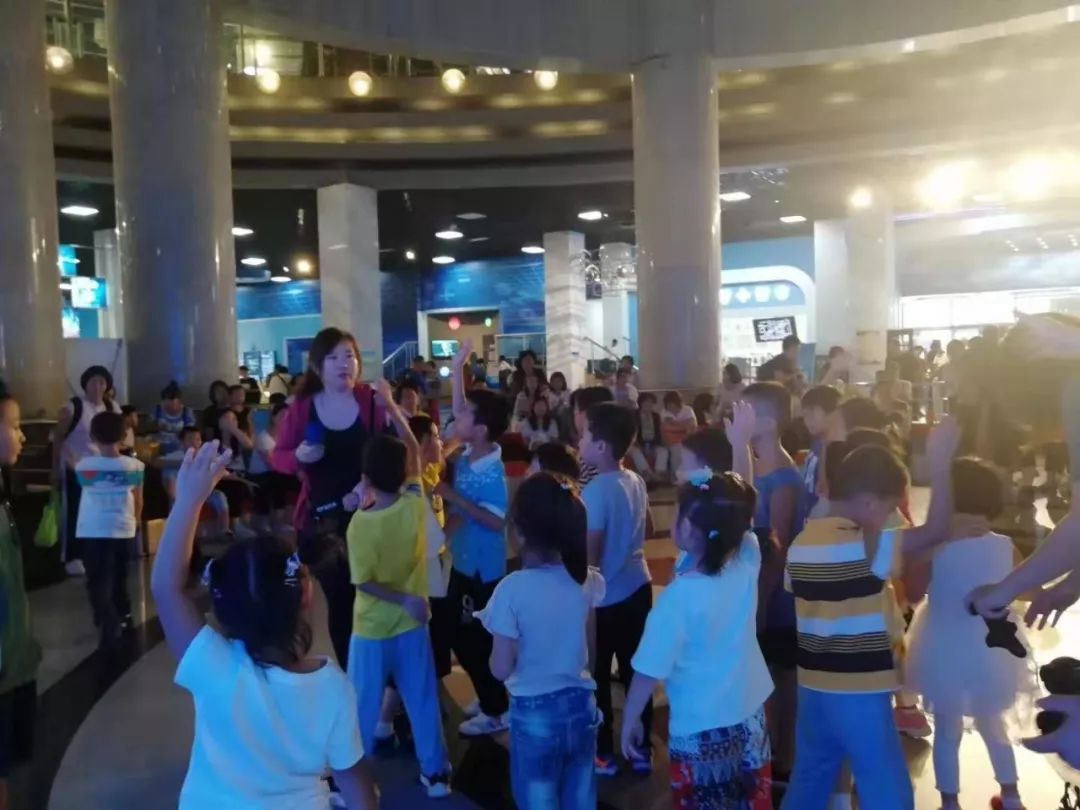 科普日里齐欢乐科技馆里笑声多