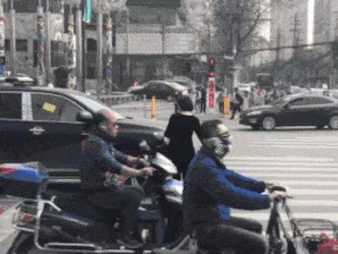 西安抓拍闯红灯视频,西安行人闯红灯抓拍通报