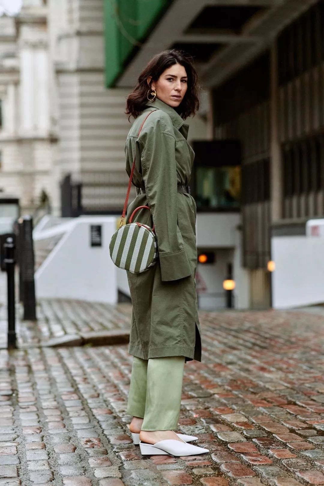 小白鞋过时了今年流行乐福鞋,小白鞋过时了吗