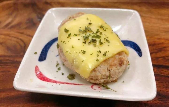 90后美女现场“吃播”宠物餐“宠物鲜食”卖成了直播间爆款