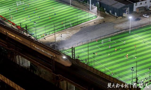 昔日违建之地，今变绿茵茵足球场对市民开放