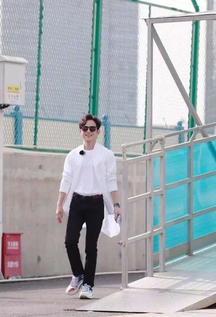 李宇春登《芭莎男士》十月刊封面；NINEPERCENT二专《限定的记忆》9月26日上线；《明星大侦探5》第一期在厦门开始录制