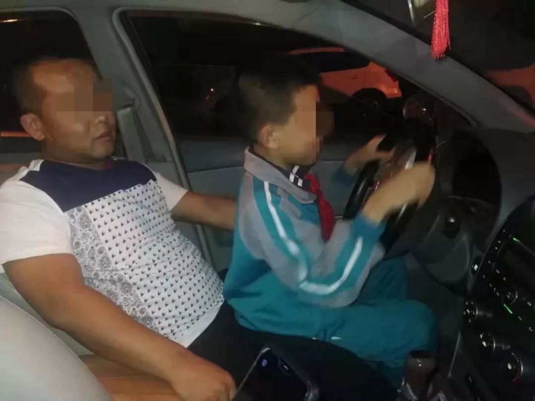 一名10岁男童在高速上开车,太危险3名孩子误入高速车流中