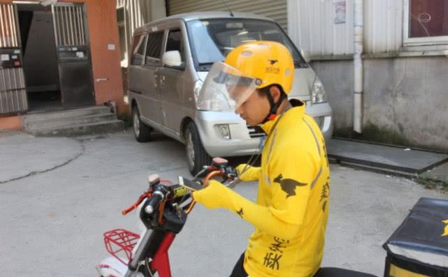 外卖小哥跑一千单收到工资傻眼了,外卖小哥晒工资单月入过万