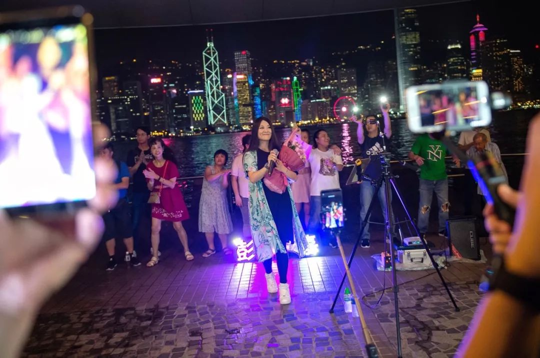 香港街头的甜歌,香港街头的爱情故事歌曲